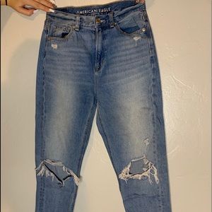 American Eagle light-washed mom jeans.